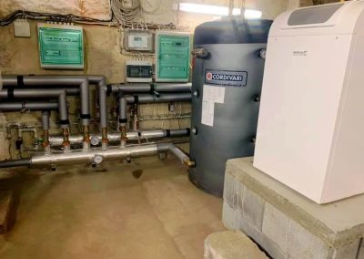 Srdce Paskovského Zámku. 100kw plynový kotel s 1000 l akumulací a s rozdělovačem pro 5 otopných okruhů.