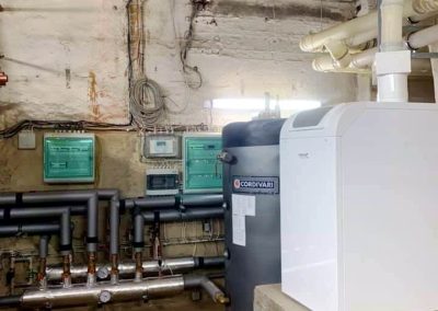 Srdce Paskovského Zámku. 100kw plynový kotel s 1000 l akumulací a s rozdělovačem pro 5 otopných okruhů.