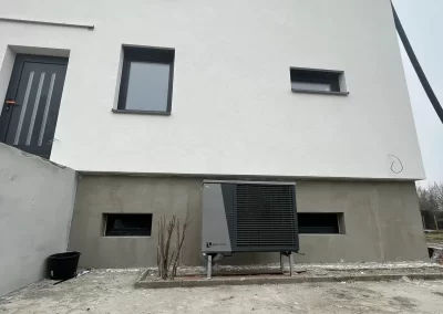 Instalovali jsme tepelné čerpadlo Alpha innotec o výkonu 9kw. Na fotce schne beton. Proto zatím stojí na desce a jsou připevněny madla.