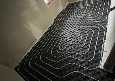 Instalace podlahového topení na systémovou desku. Paskov