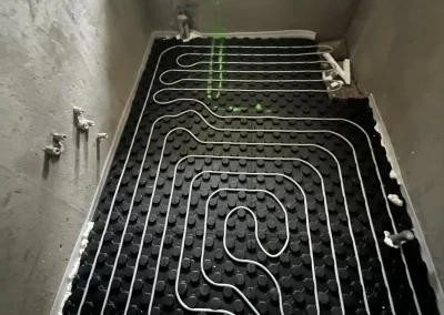 Instalace podlahového topení na systémovou desku. Paskov