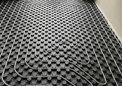 Instalace podlahového topení na systémovou desku. Paskov