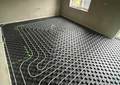 Instalace podlahového topení na systémovou desku. Paskov