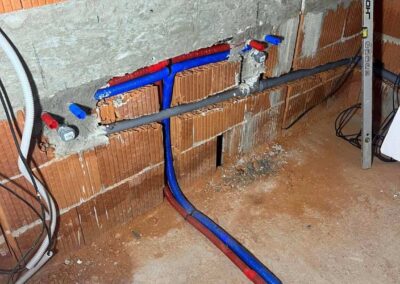 Instalace ZTI v novostavbě RD. Brzy bude následovat instalace podlahového topení a montáž tepelného čerpadla. Budišovice