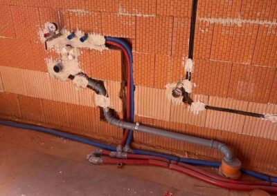 Instalace ZTI v novostavbě RD. Brzy bude následovat instalace podlahového topení a montáž tepelného čerpadla. Budišovice