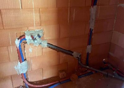 Instalace ZTI v novostavbě RD. Brzy bude následovat instalace podlahového topení a montáž tepelného čerpadla. Budišovice