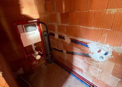 Instalace ZTI v novostavbě RD. Brzy bude následovat instalace podlahového topení a montáž tepelného čerpadla. Budišovice